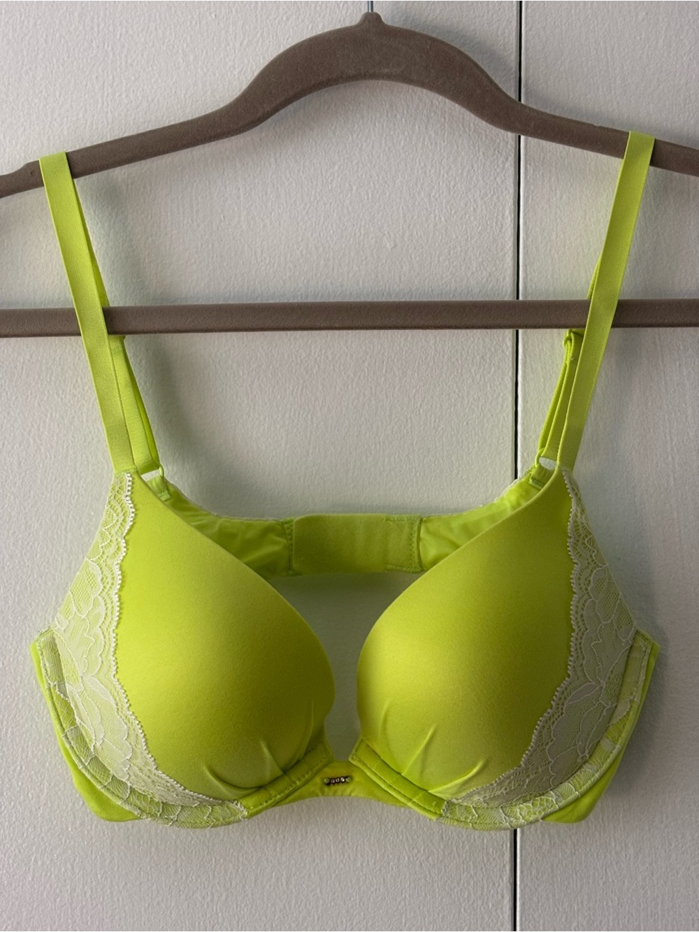 Victoria's Secret Fabulous Plunge Underwire Bra Lace Trim Neon Green Chic Size